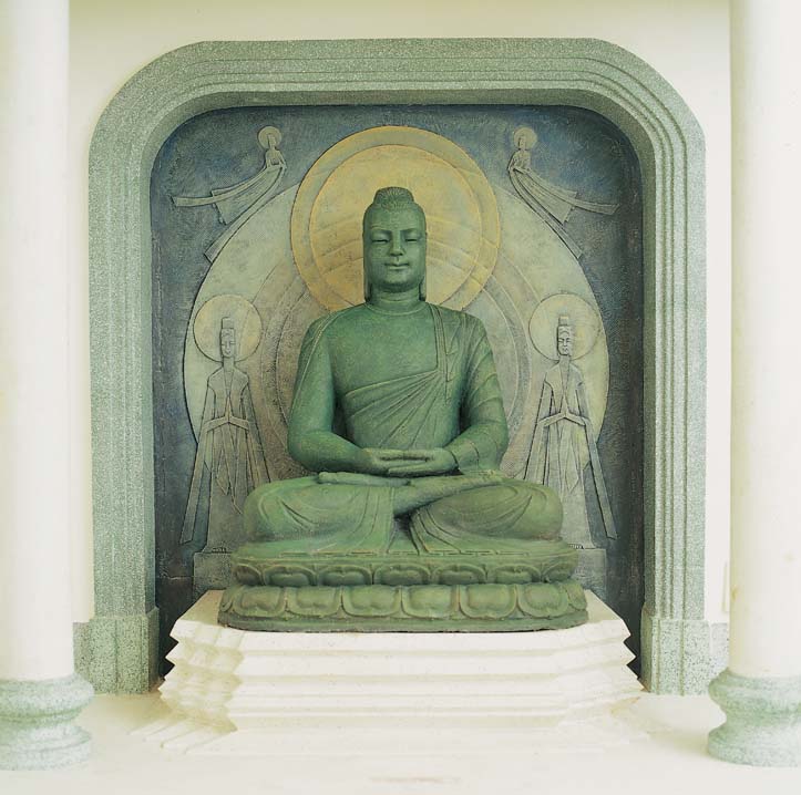 釋迦牟尼佛趺坐像及菩薩飛天背景
